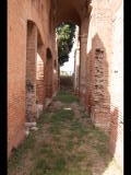 04065 ostia - regio i - insula vi - caseggiato dei misuratori del grano (i,vii,1-2) - via della fortuna - porticus - blick von der via dei misuratori del grano ri norden - 09-2023.jpg